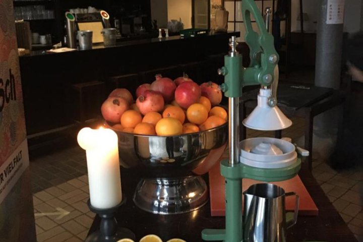 Frisch gepresste Säfte, auch to go: Orangensaft 0,2 l / 4,20 € & Granatapfelsaft 0,2 l &/ 4,80 €